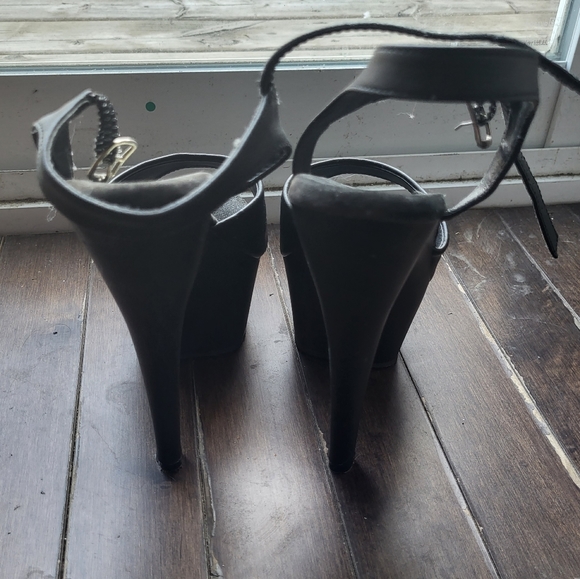 Pleasers 7" size 7 heels - Picture 2 of 4